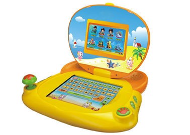 Bebê amarelo bonito que aprende a tabuleta para a educação adiantada, crianças que aprendem o portátil